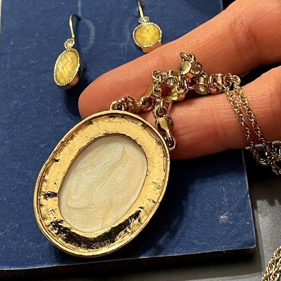 Avon White Opalesque Medallion Necklace Earrings Gift Set (2007) - Picture 8 of 11